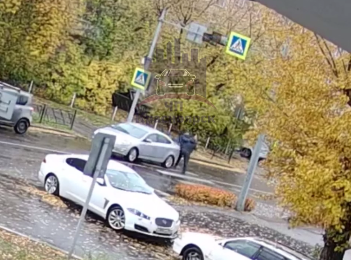 В Красноярске водитель и пешеход столкнулись на «зебре» и подрались