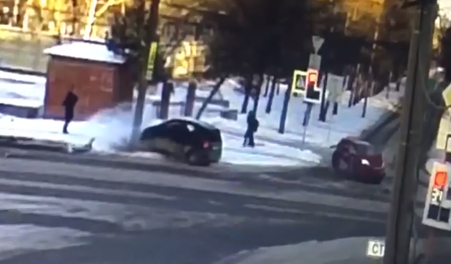 Двое детей вылетели из машины в результате ДТП в Красноярске 
