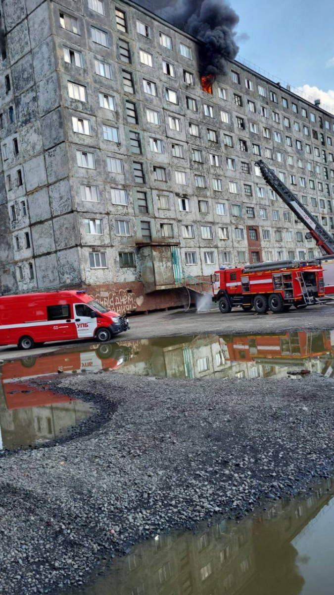 В Норильске пожарные спасли 30 человек из горящего многоквартирного дома 