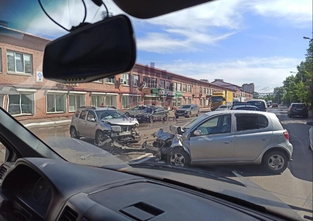 В Красноярске на Семафорной водитель пробил головою стекло во время лобовой  аварии — Новости Красноярска на 7 канале