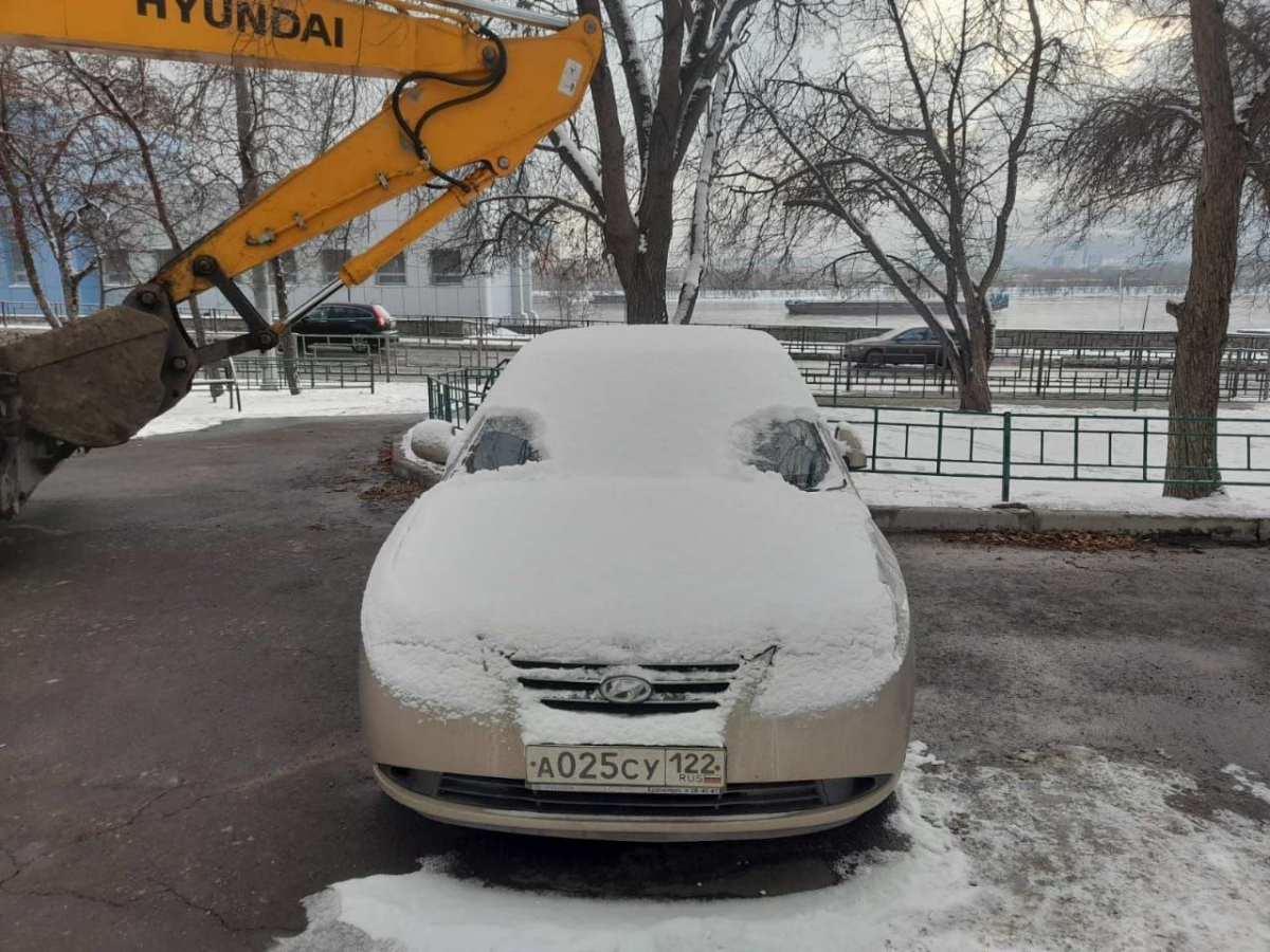 В Красноярске дома и больница остаются без воды из-за припаркованной в центре машины