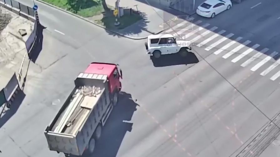 «УАЗ» перевернулся в центре Красноярска после столкновения с грузовиком 