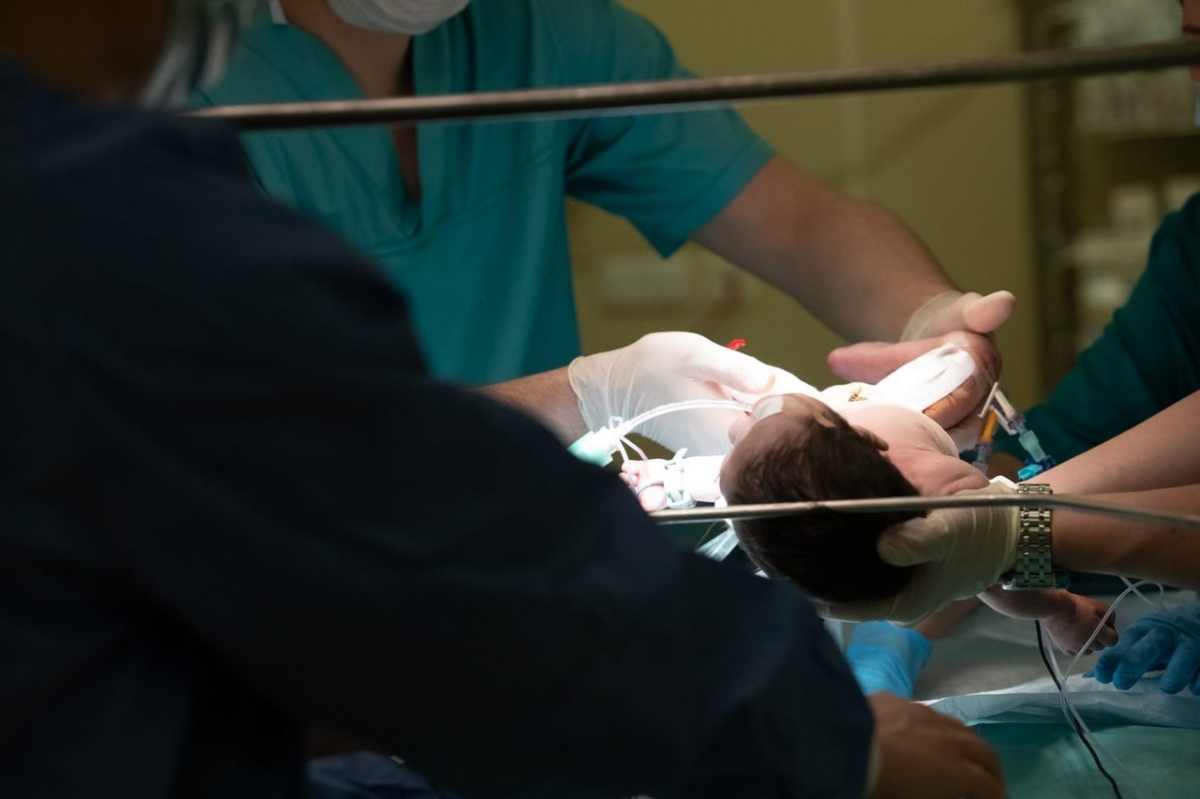 Красноярские кардиохирурги спасли новорожденную девочку с пороком сердца