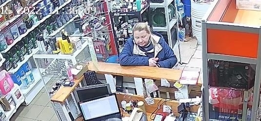 Жительница Красноярска обронила 5 тысяч рублей в магазине автомасел