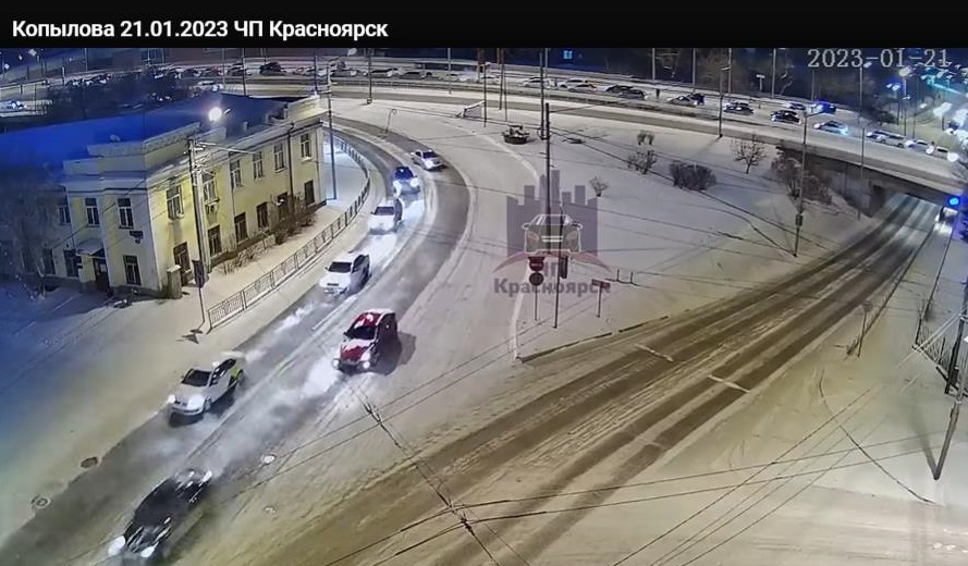 В Красноярске на Копыловском мосту столкнулись четыре автомобиля  