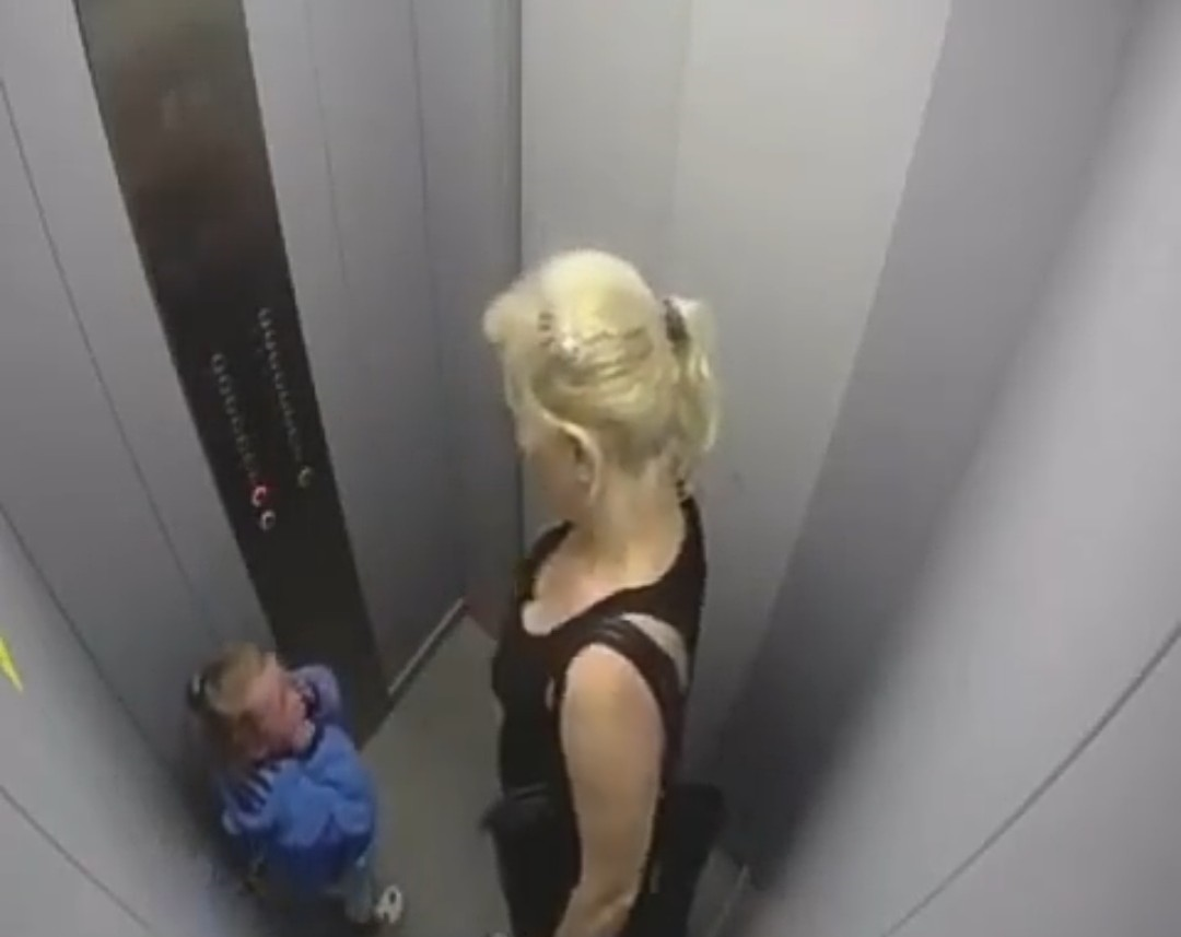 Скрытое фото мам. Девушка в лифте. Камера в лифте.
