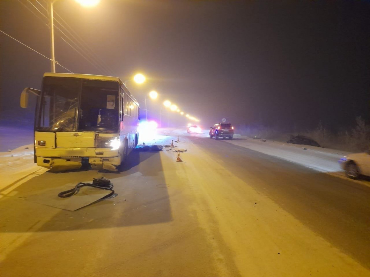 При столкновении иномарки и автобуса в Норильске погиб 26-летний мужчина
