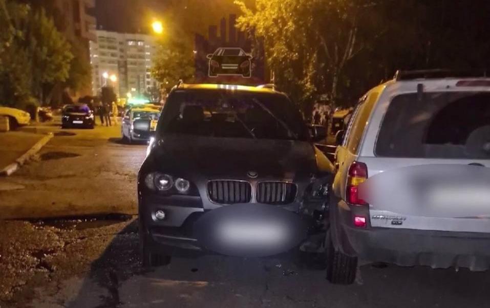 В Красноярске водитель BMW повредил машины на парковке и пытался применить оружие