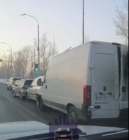 Пять машин столкнулись на улице Ястынской в Красноярске