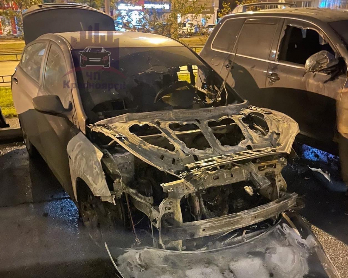 В Красноярске в результате ночного пожара пострадали три автомобиля