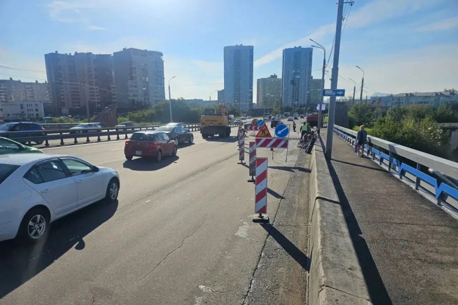 На Октябрьском мосту в Красноярске перекрыли две полосы под конец недели