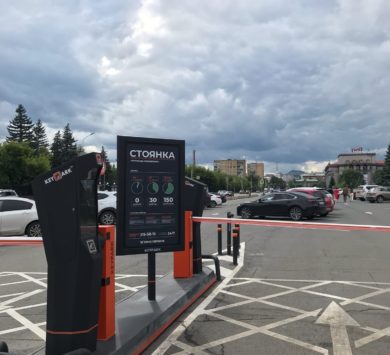 В центре Красноярска парковочные места на Красной Армии станут платными. Фото: Красгорпарк