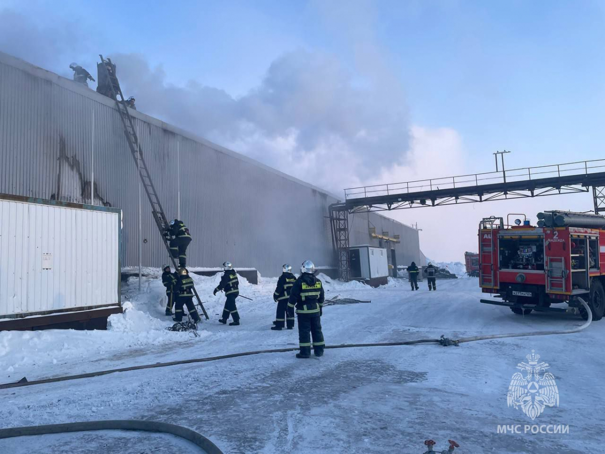 10 человек эвакуировали из горящего ангара в Норильске  