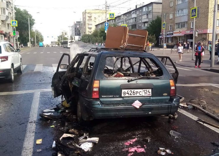 В центре Красноярска полностью сгорело авто