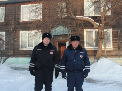 На юге Красноярского края патрульные вывели жильцов из горящего дома. Фото: 24мвд.ру