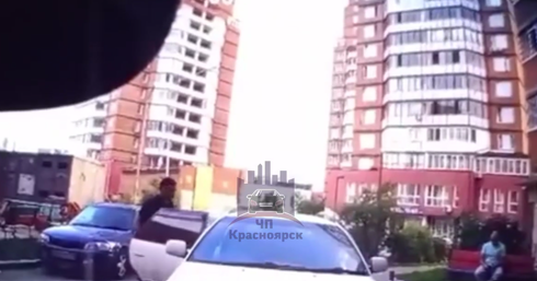 В Красноярске кирпич с многоэтажки свалился в сантиметрах от человека 