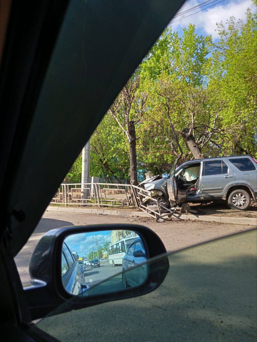 В Красноярске мужчина умер за рулем от сердечного приступа и врезался в ограждение