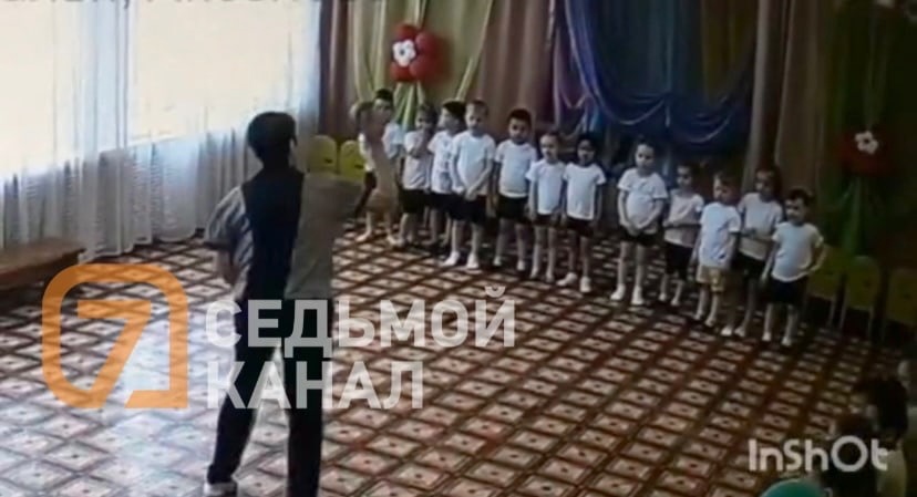В Красноярске учительница физкультуры орала на детей в детсаду и швырнула мячом в девочку