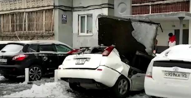 Последствия снегопада - плита пробила автомобиль 
