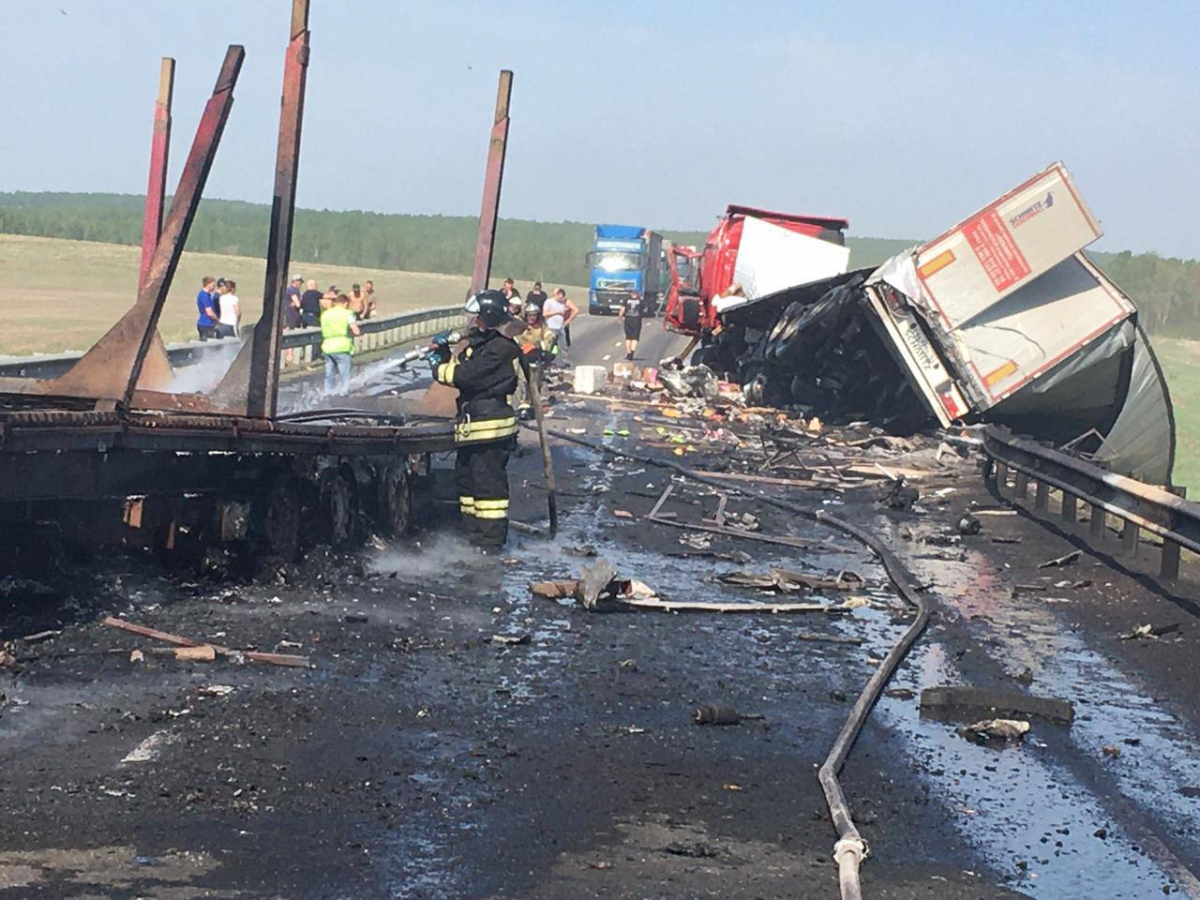 Стали известны подробности смертельного ДТП с загоревшимися грузовиками на трассе Канск - Красноярск