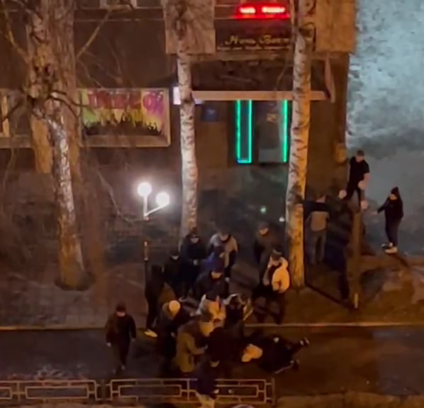 В центре Ачинска у ночного кафе местные жители устроили массовую драку