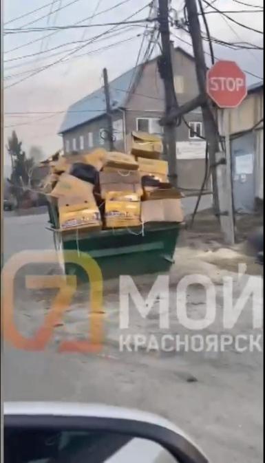 В Красноярске в микрорайоне Покровка лежат кучи автомобильных покрышек