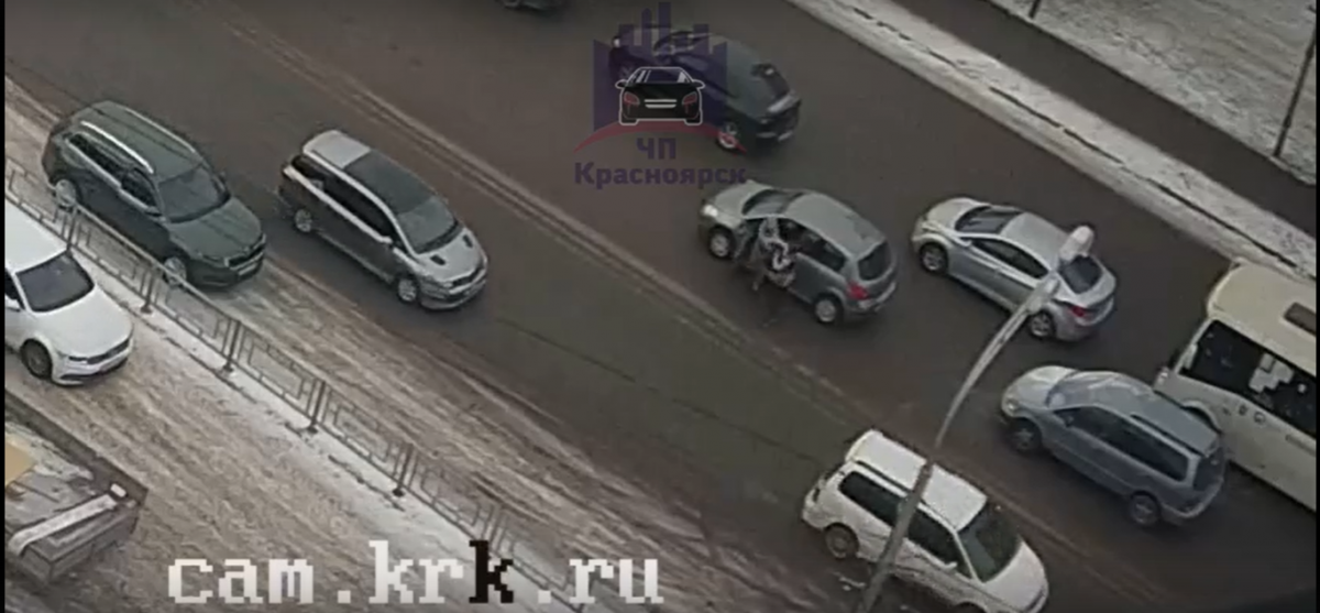 В Красноярске две автомобилистки подрались прямо посреди дороги