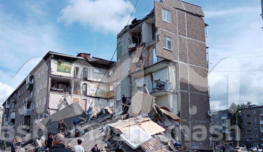 Два подъезда пятиэтажки обрушились в Нижнем Тагиле после взрыва газа 