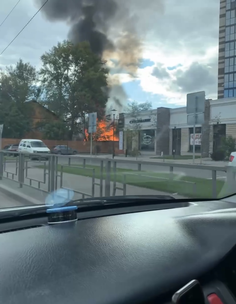 В Красноярске загорелось одноэтажное здание 