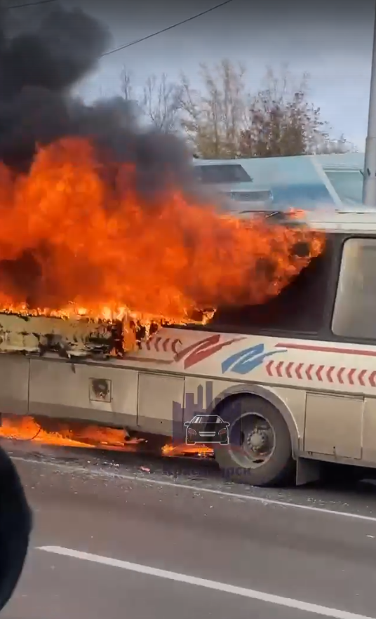 В Красноярске в районе ТЦ «Июнь» сгорел автобус
