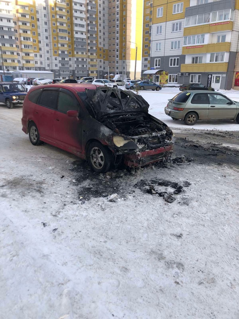 В Красноярске росгвардейцы помогли жителю потушить загоревшийся автомобиль