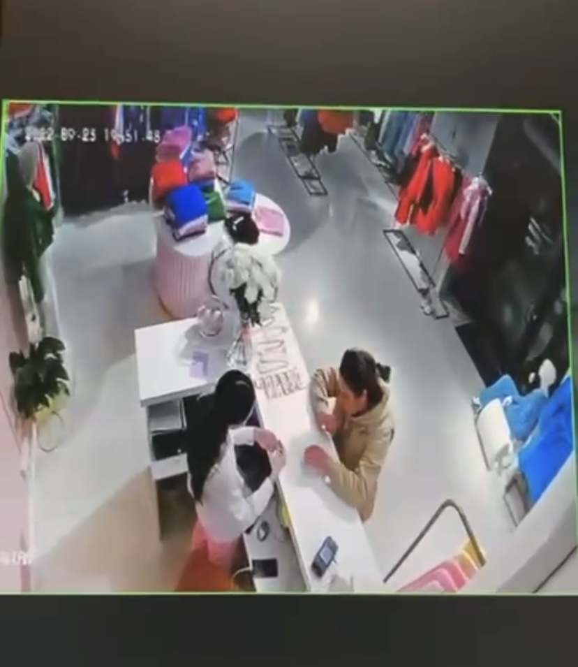 В Красноярске две подруги отвлекли продавца и украли из магазина сережки 