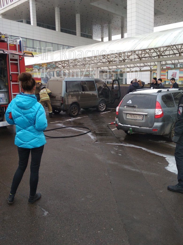 На парковке «Планеты» неожиданно задымился и сгорел автомобиль (фото) —  Новости Красноярска на 7 канале