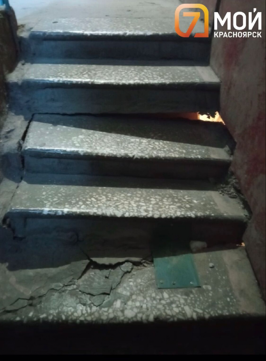 В пятиэтажке на Быковского в Красноярске частично обрушилась лестница