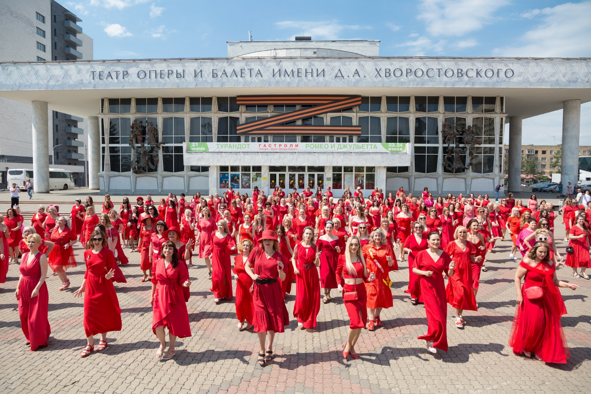 Более 250 женщин в красных платьях прошлись по улицам Красноярска — Новости  Красноярска на 7 канале