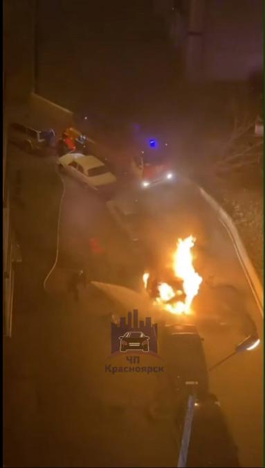  В Красноярске ночью полностью сгорела иномарка Renault Logan