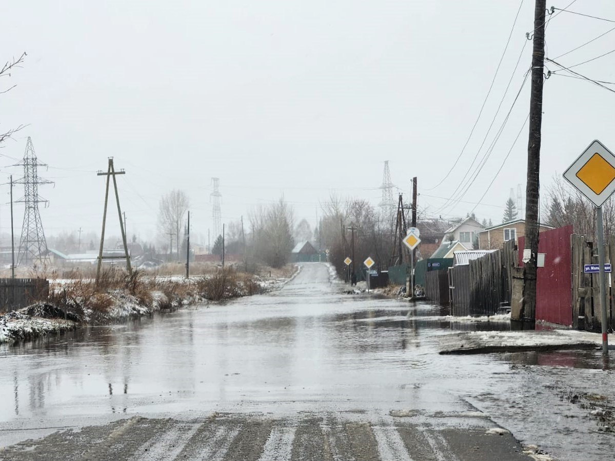 Под Красноярск временно приостановили движение автобусов из-за потопа на дороге 