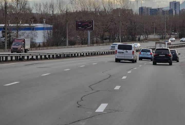 После жалоб горожан на Октябрьском мосту Красноярска обновили дорожную разметку