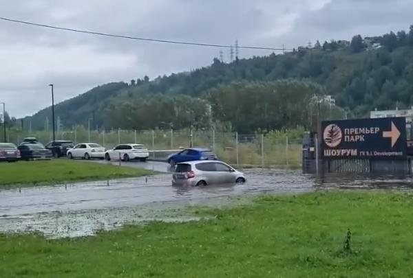 Жители трех домов в Красноярске оказались отрезаны затопленной дорогой