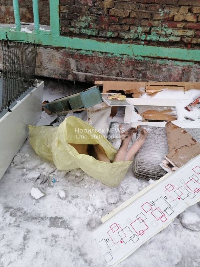В Красноярском крае нашли жуткий пакет с торчащей рукой и ногами: очевидцы заглянули внутрь 