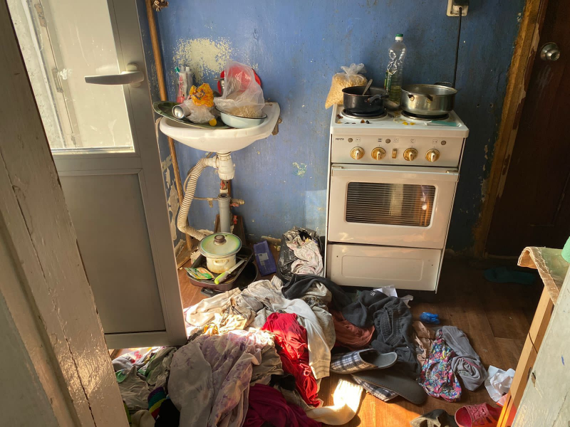 Тараканы, зловоние и грязь: в Абакане из неблагополучной квартиры забрали двух девочек