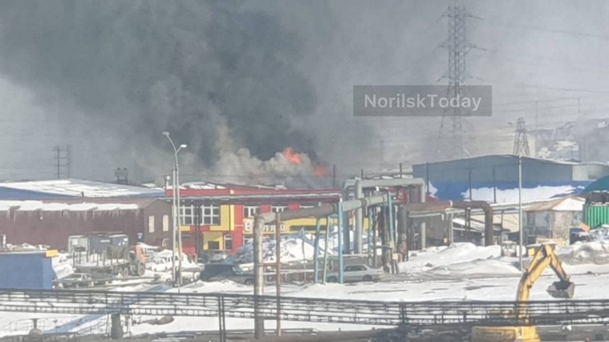 В Норильске загорелись склады на Вальковском шоссе 