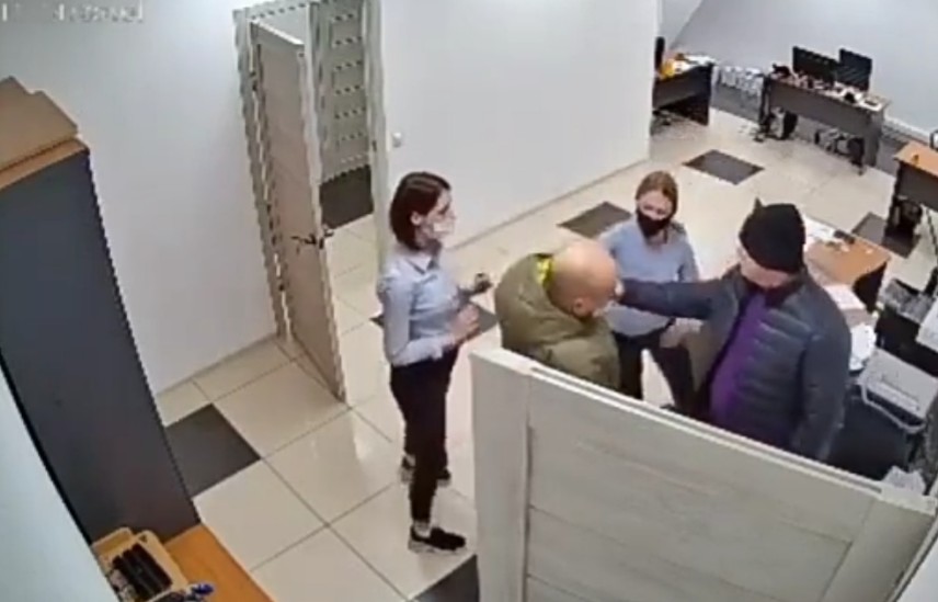 Клиент не добрался до директора и напал на девушку-менеджера провайдера. Видео