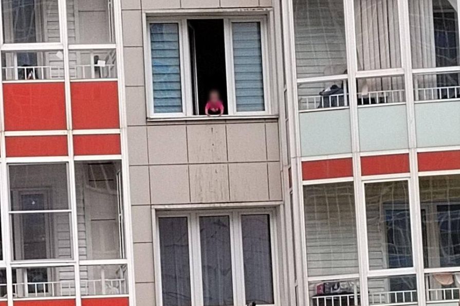 В Красноярске с открытого окна сняли годовалого ребенка