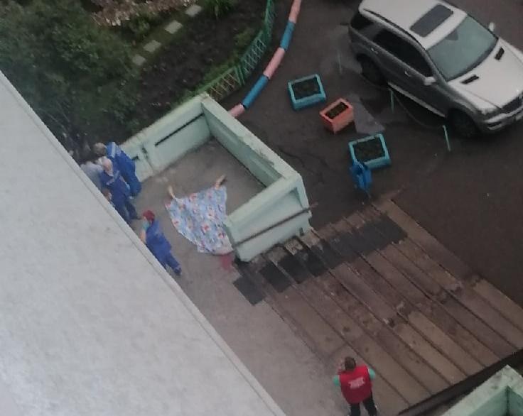 В Красноярске студент выпал из окна общежития