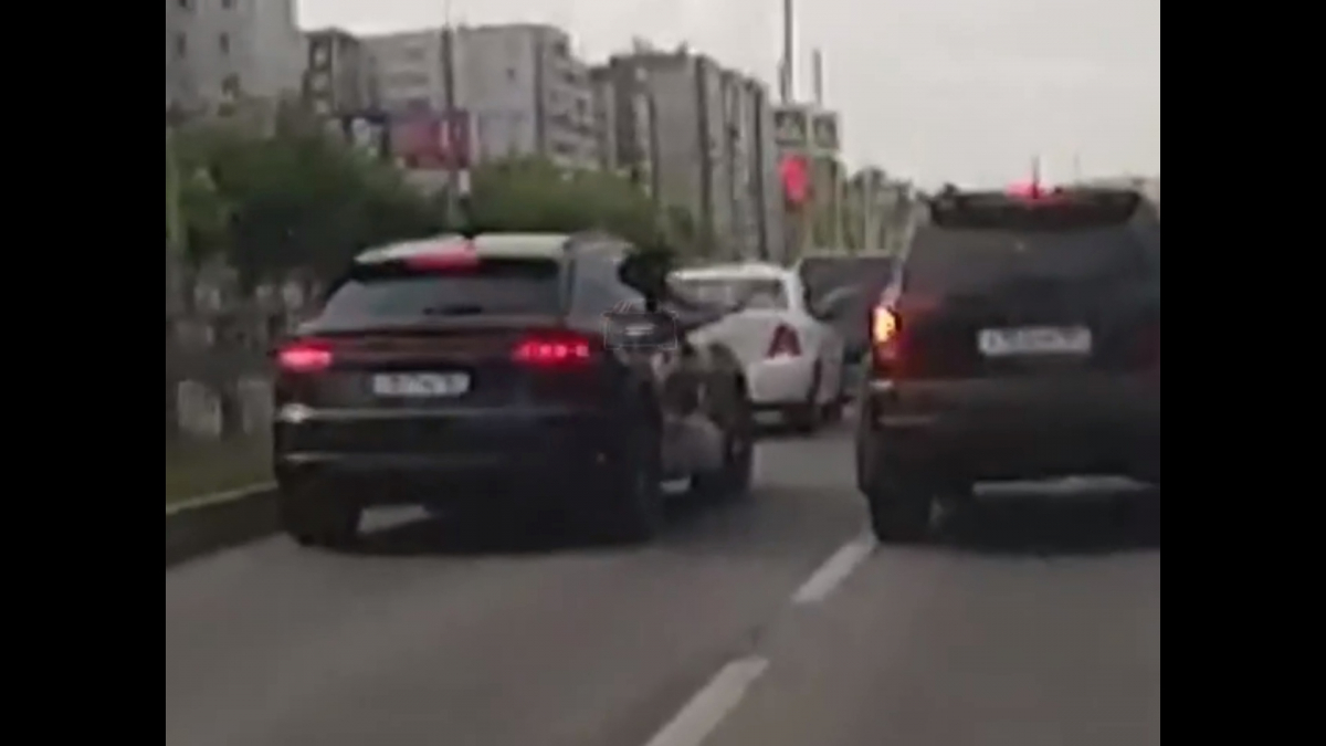 В Красноярске на Комсомольском проспекте пассажир Audi угрожал «оружием» водителю другого авто 
