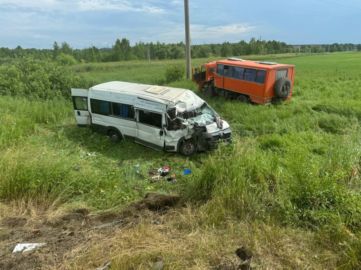 Микроавтобус с 18 пассажирами врезался в КАМАЗ — есть пострадавшие |  08.07.2024 | Красноярск - БезФормата