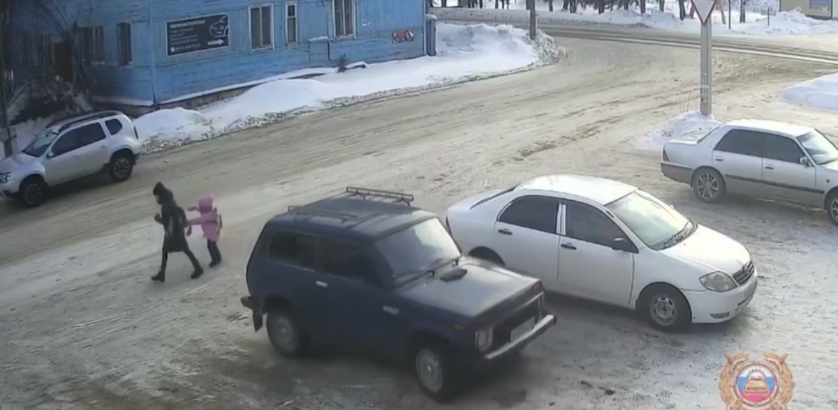 В Лесосибирске 70-летний водитель внедорожника сбил женщину ребёнком и скрылся с места ДТП