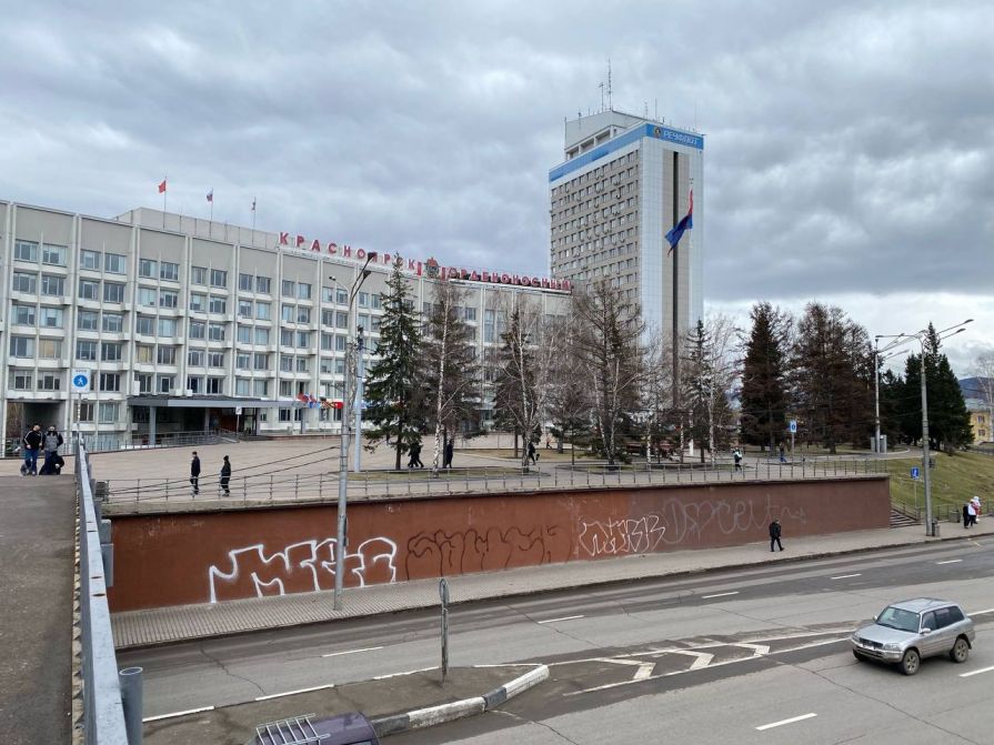 Вандалы разрисовали подпорную стену возле красноярской мэрии