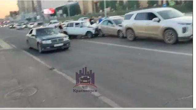 На левобережье Красноярска столкнулись пять автомобилей